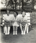 808369 Afbeelding van enkele jonge tennissplelers, mogelijk bij de tennisbaan van het Sportpark Welgelegen te Utrecht, ...
